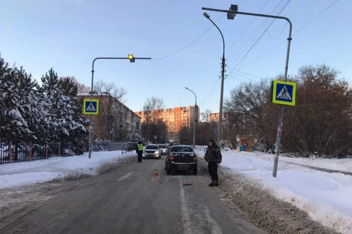 27 ноября новосибирск. Пешеходный переход. Улицы Новосибирска летом. Пешеход на переход. Курьяново пешеходный переход.