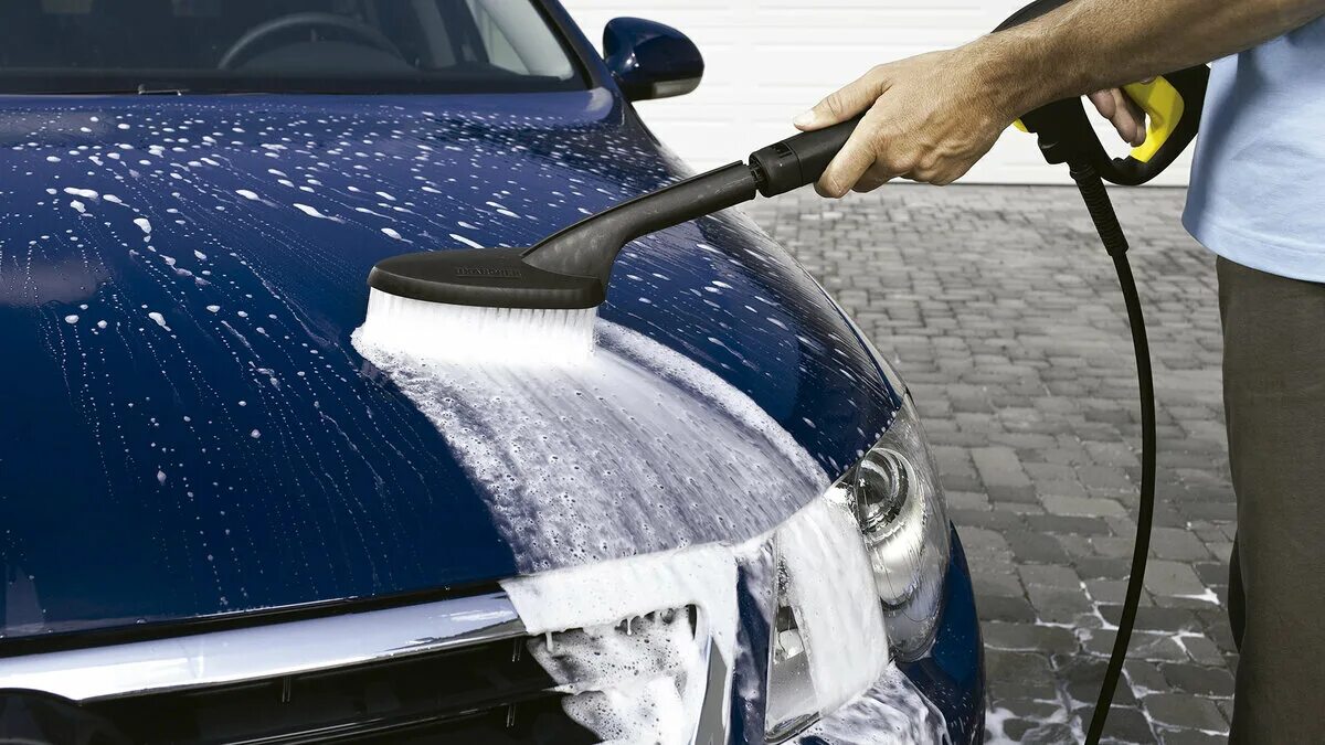 Можно мыть машину на своем участке. Car Wash. Шланг для мытья машины. Мойка авто черной прямоугольной губкой. Сделай сам чем и как помыть машину.