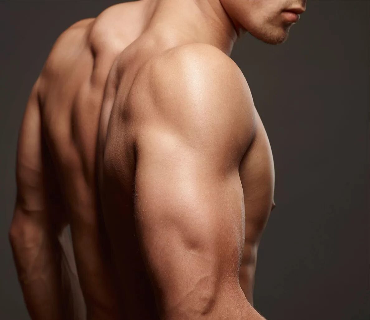 Сильные предплечья. Мускулы спины. Arming man. Мужское тело. Мужская рука на плече.