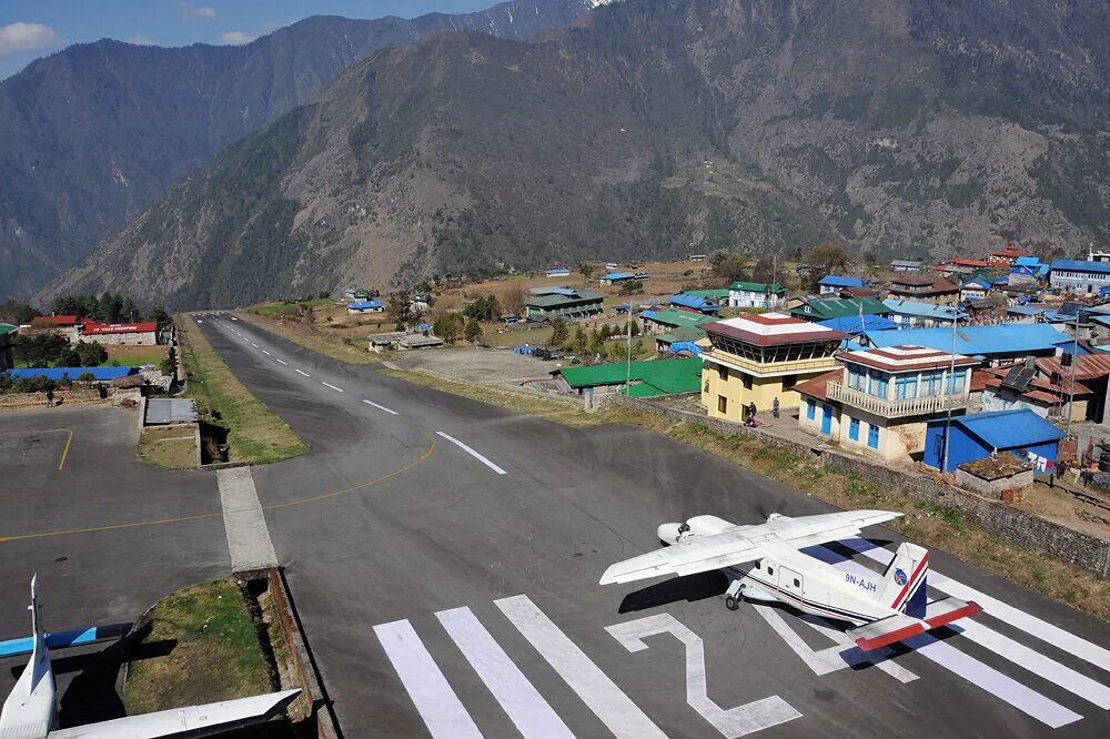 Аэропорт Лукла Непал. Аэропорт Тенцинг-Хиллари, Лукла, Непал. Аэропорт имени Тэнцинга и Хиллари, Непал. Лукла Тенцинг-аэропорт Хиллари. Аэродром в скале