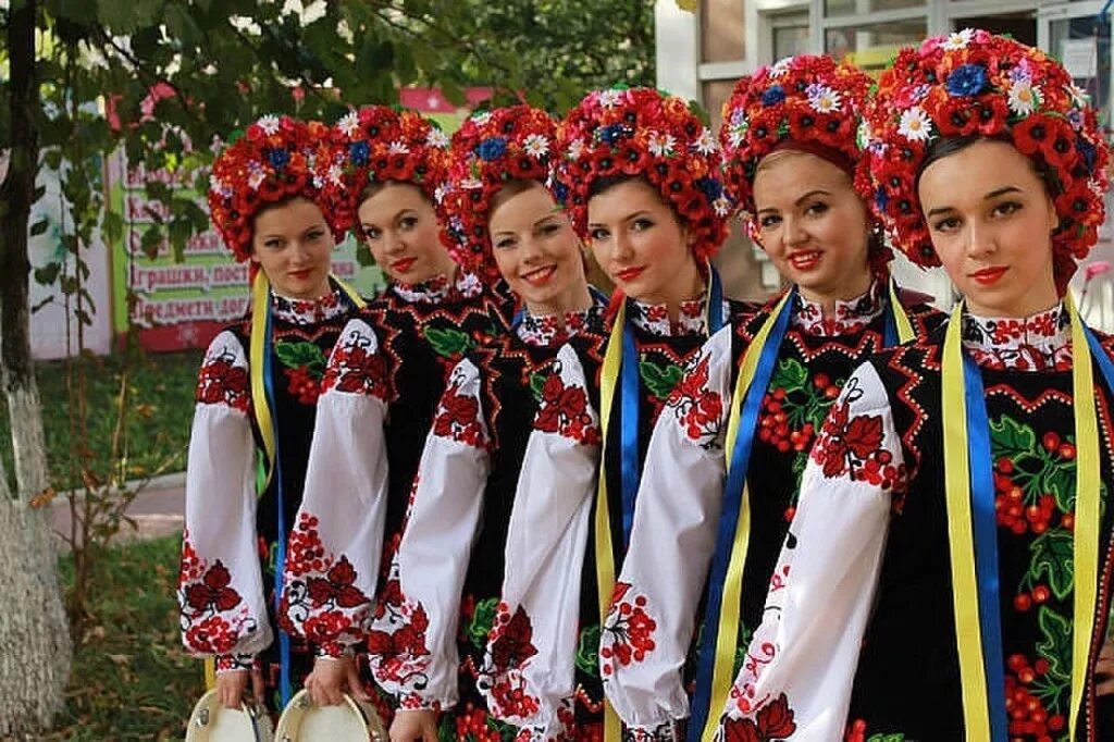 1 национальный украины. Украинский национальный костюм. Украинский народный костюм. Украинский костюм женский. Украинка в национальном костюме.