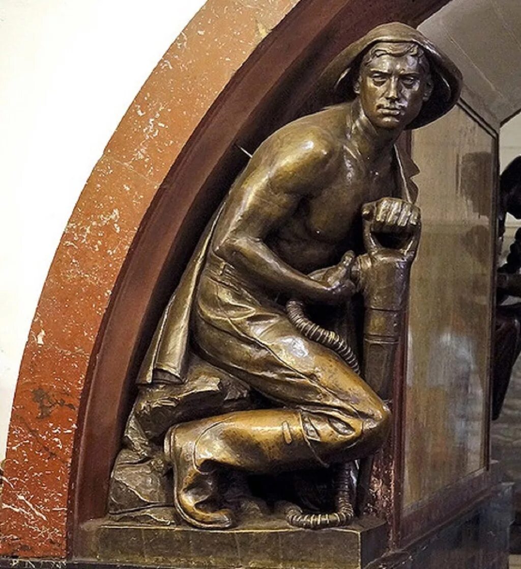 Площадь революции метро. Площадь революции внутри. Станция метро площадь революции. Метро площадь революции ворота. Станция площадь революции москва.