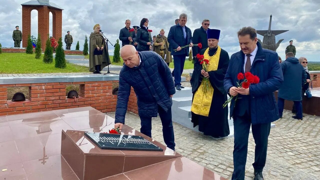 Приурочена к открытию. Мемориал памяти в спас вилках. Спас-вилки. Фото открытия мемориального комплекса Крупенину Ивану Петровичу.