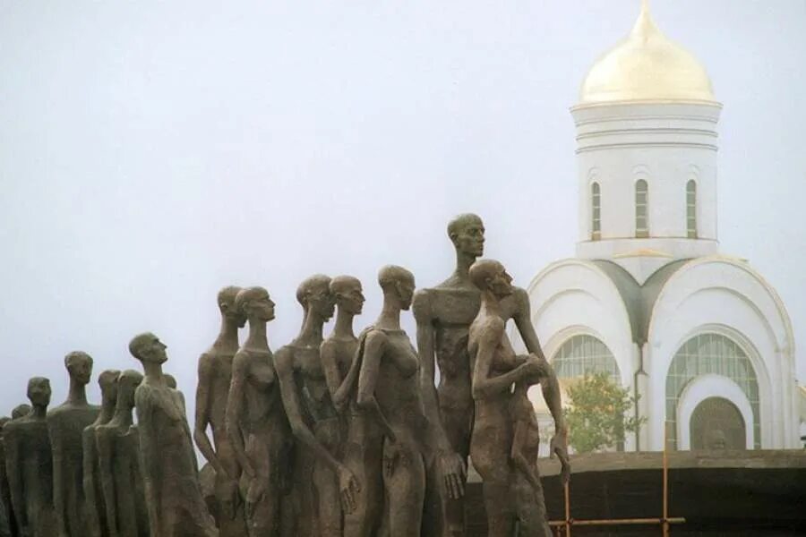 Памятник дружбы народов в киеве демонтаж. Арка дружбы народов киев. Памятник дружбы народов. Памятник народу. Памятник дружбы народов в киеве сейчас.