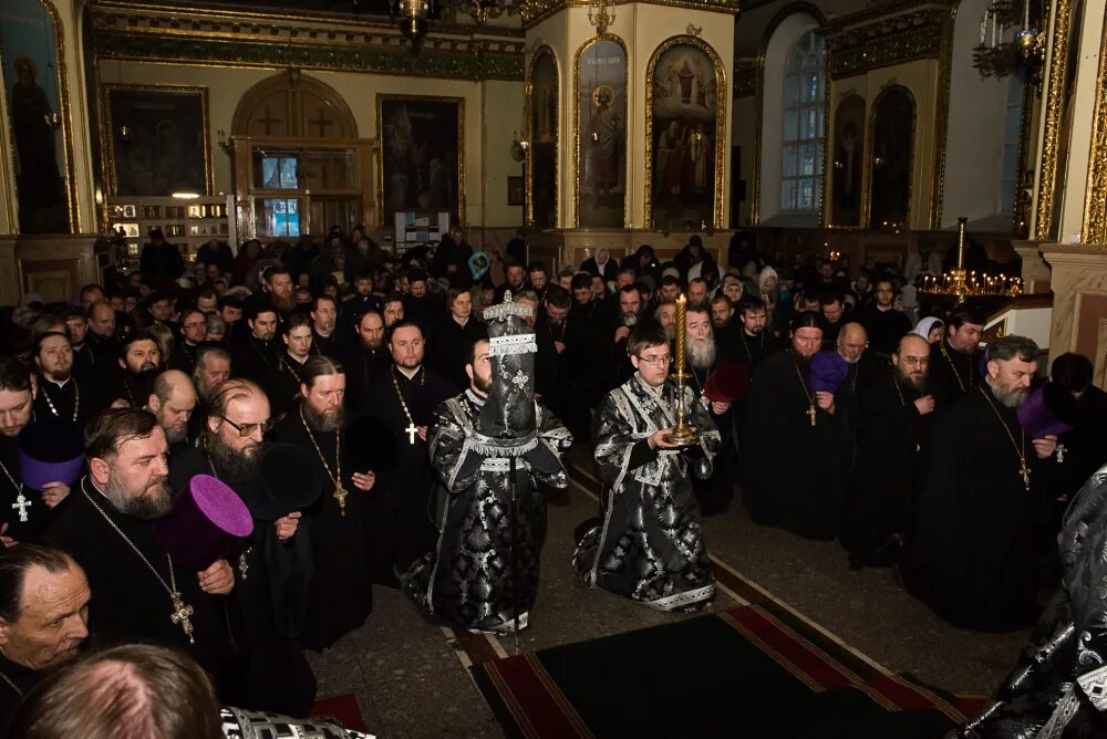 Прощеное воскресенье чин прощения. Великая вечерня с чином прощения. Чин прощения в прощенное воскресенье за вечерним богослужением. Чин прощения в живописи. Чин прощения в храме как проходит