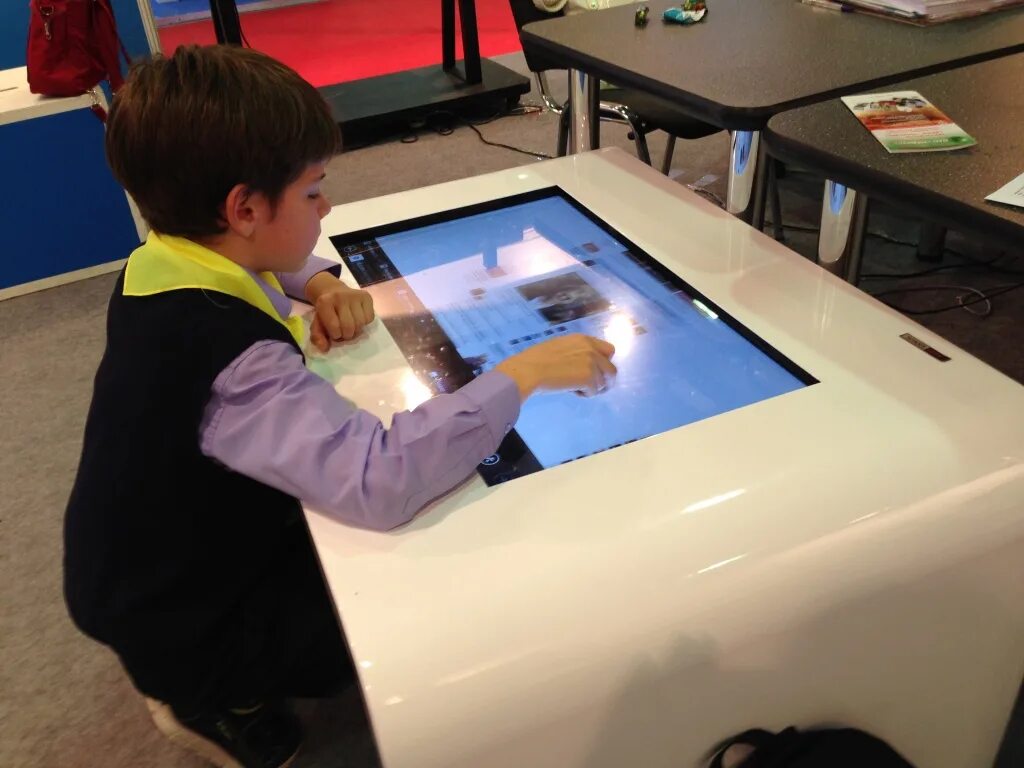 Интерактивный стол "BEADSTREE Table" (деревянный). Интерактивный стол для детского сада. Интерактивный стол для детей дошкольного возраста. Интерактивный стол в ДОУ. Интерактивный стол функции