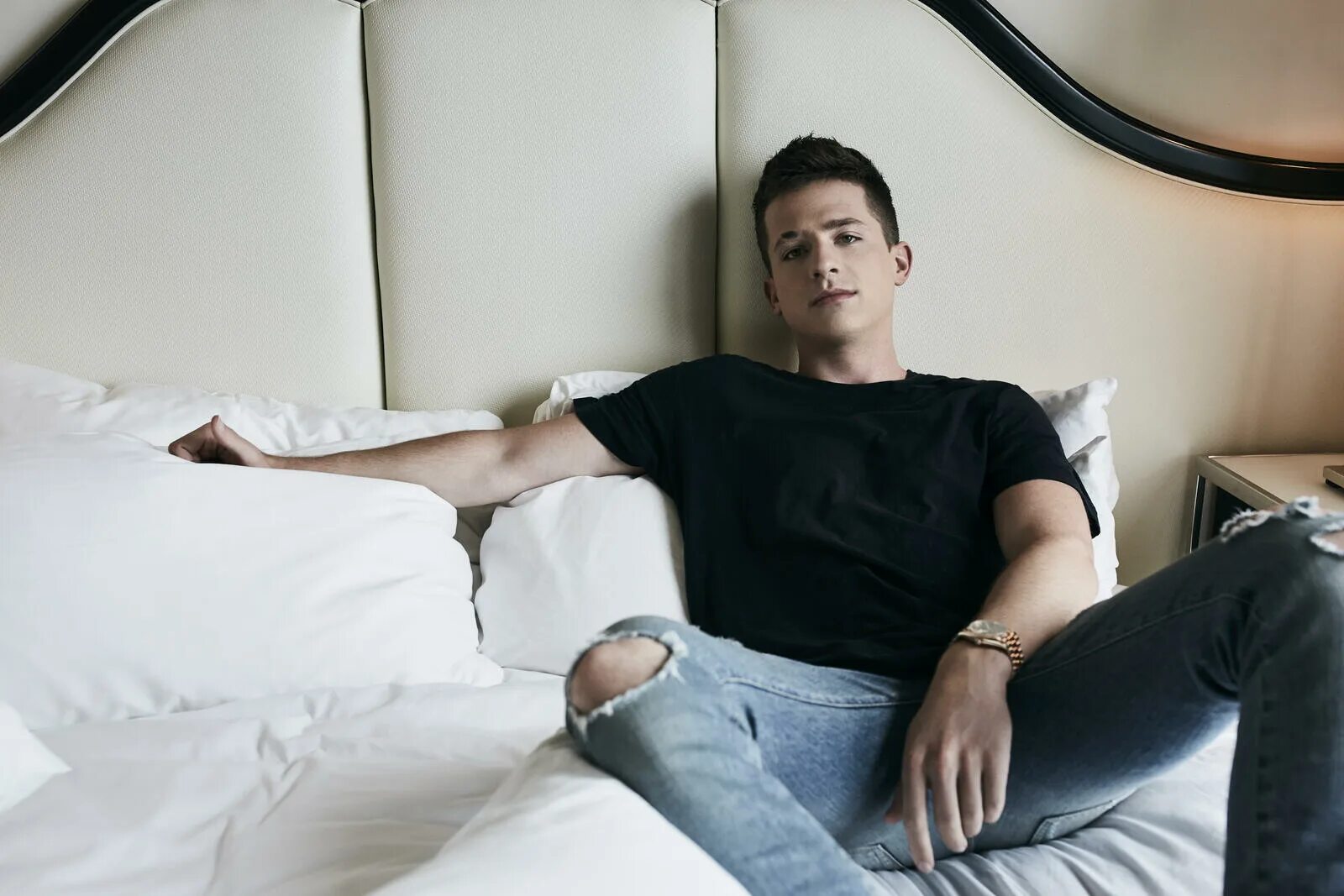 Брюнет в очках. Charlie puth 2023. Лиам хемсворт красивый. Брюнет в очках. Энрике иглесиас.