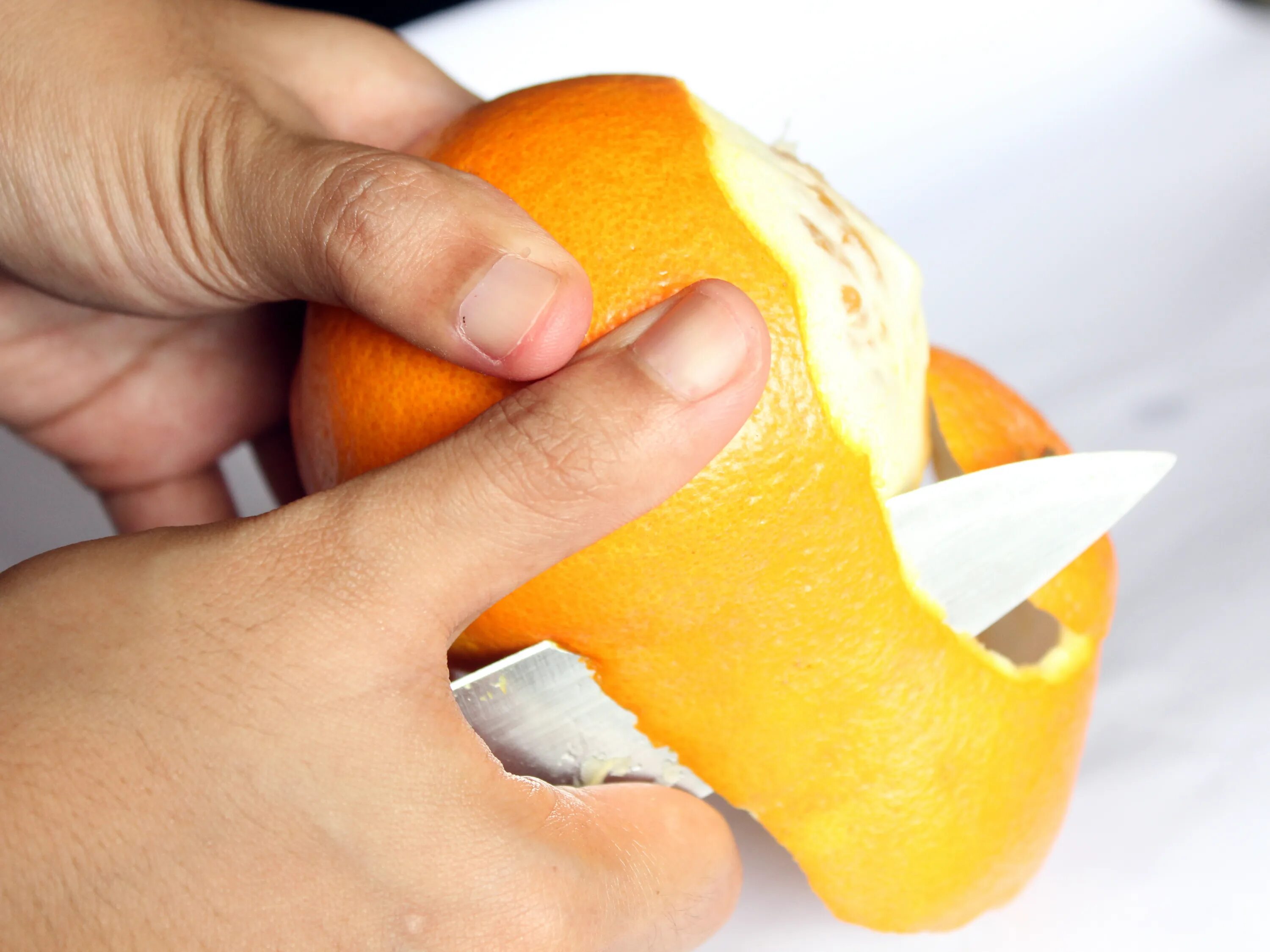 Кожица манго. Кожура апельсина. Очищенный апельсин. Нож для очистки кожуры картофеля. Шкурка от апельсина.