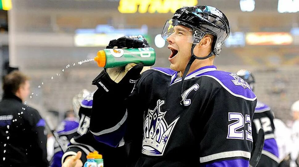 хоккеист пьет. хоккей питье воды. василевский вратарь нхл тампа бэй. кертис сэнфорд хоккеист. хоккеисты бухают.