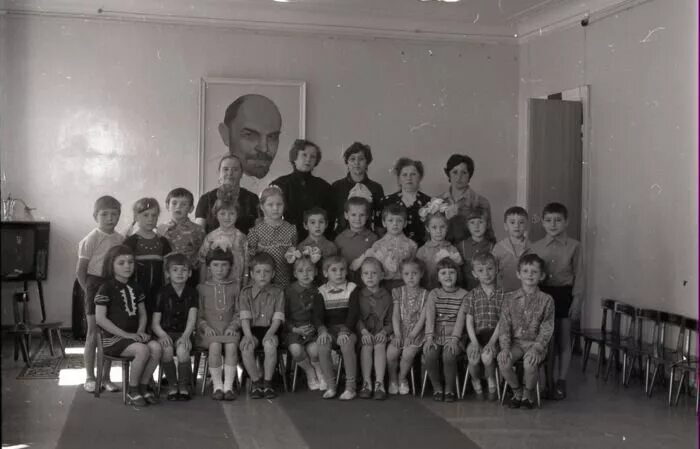 Хатунский детский дом 1950 года. Довоенный детский дом. Детский сад ссср. Детские дома 1950. Советские дети во дворе.