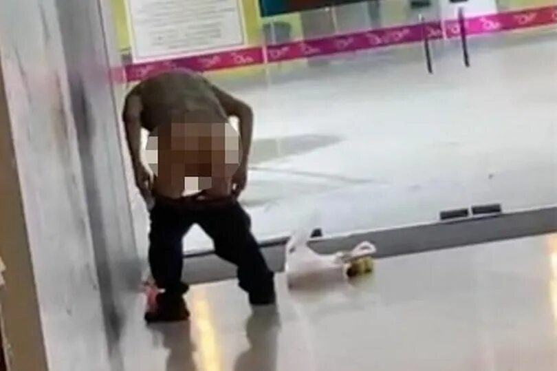 Справляет нужду видео. Справила нужду происшествия. ребенок справил нужду в метро. неудачно справил нужду. справляют нужду на вокзале.