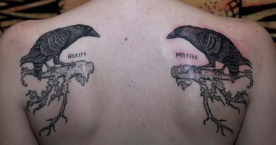 Хугин и мунин значение. Тату ворон Хугин Мунин. Хугин и Мунин тату. Скандинавские вороны Хугин и Мунин. Вороны Хугин и Мунин тату.