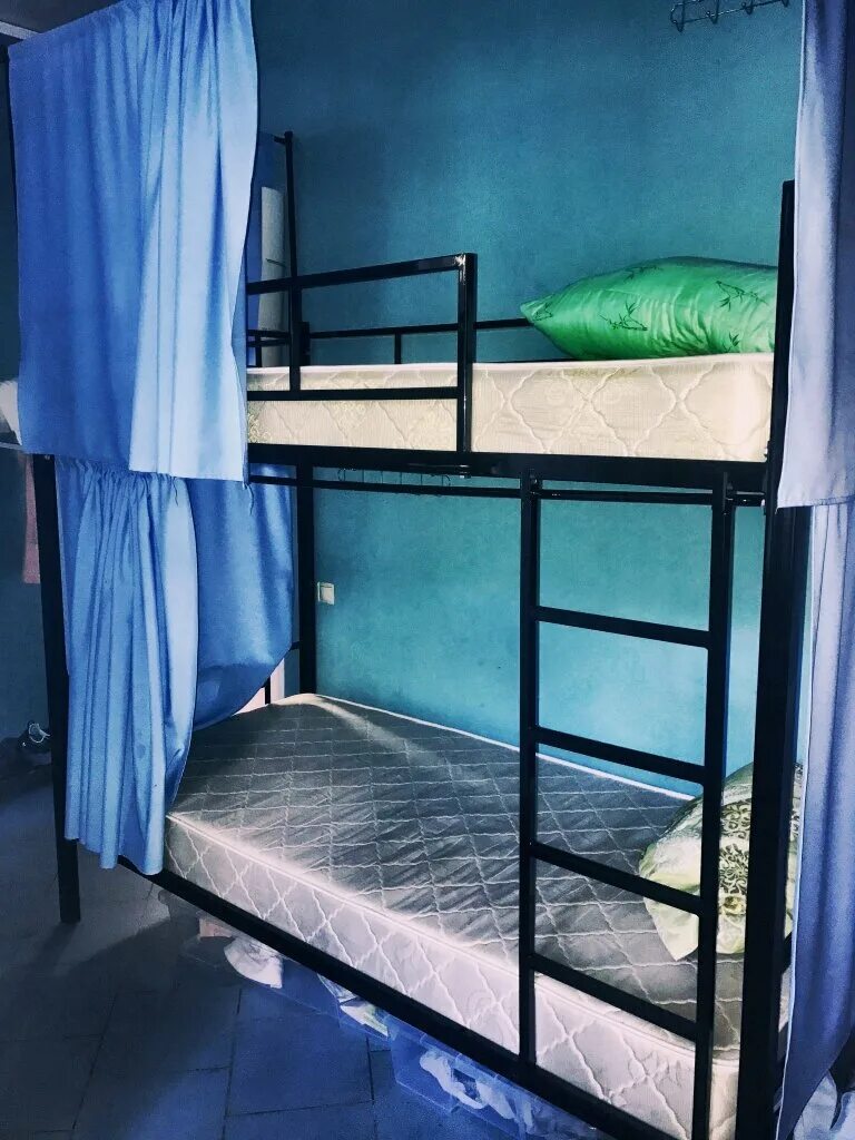 хостел в два этажа. двухъярусная кровать для пятерых. хостел ивановская 23. хостел тимирязевская. хостел тимирязева 15.