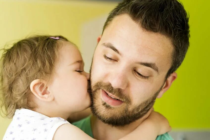 Father sleep daughter. Папа целует сына. Целует папу. Отец целует сына в щечку. Мальчик целует папу.