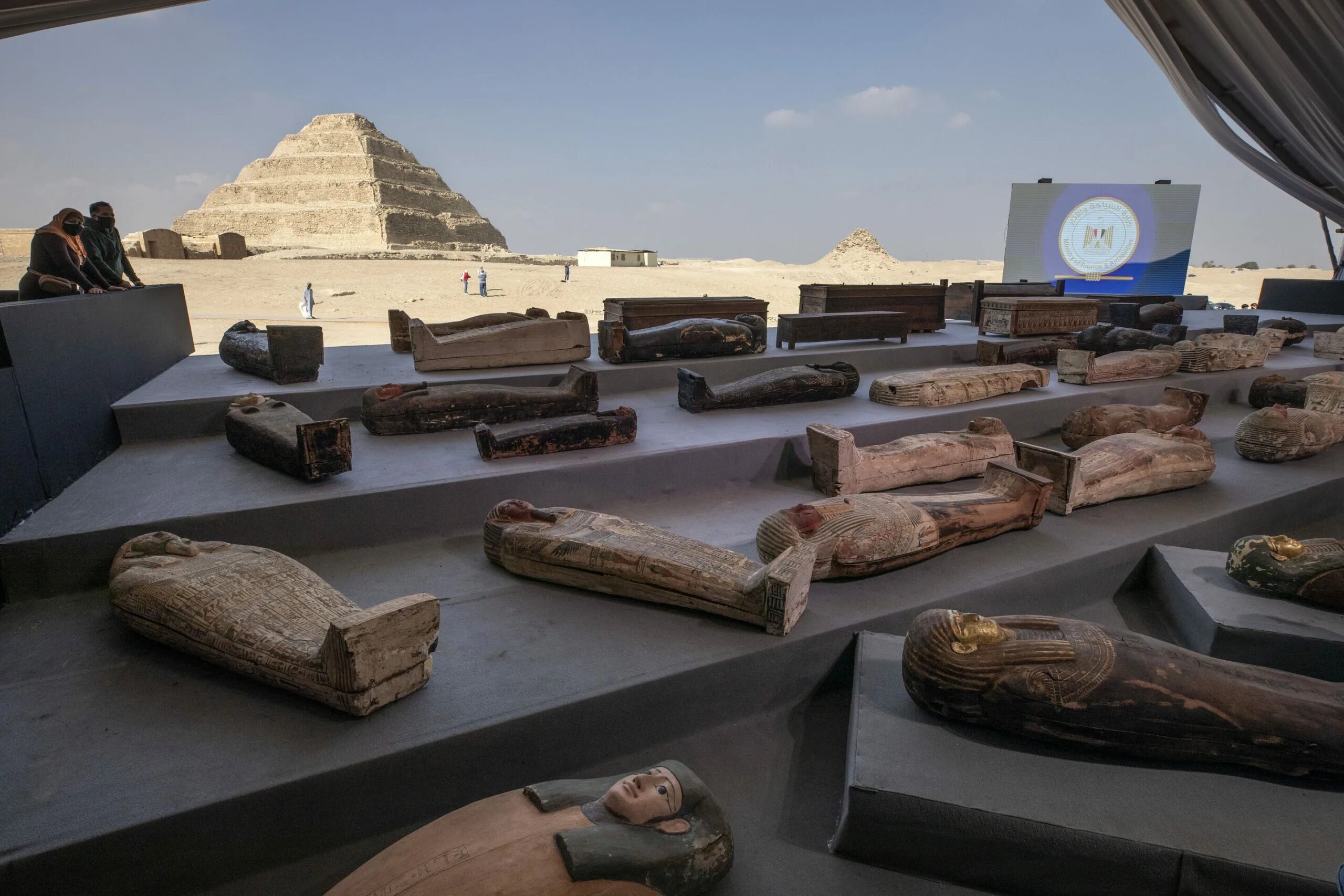 Найден каир. Некрополь Саккара в Египте. Находка в Египте 2020 саркофагов. Египетские мумии саркофаги статуи. Некрополь Мемфиса.