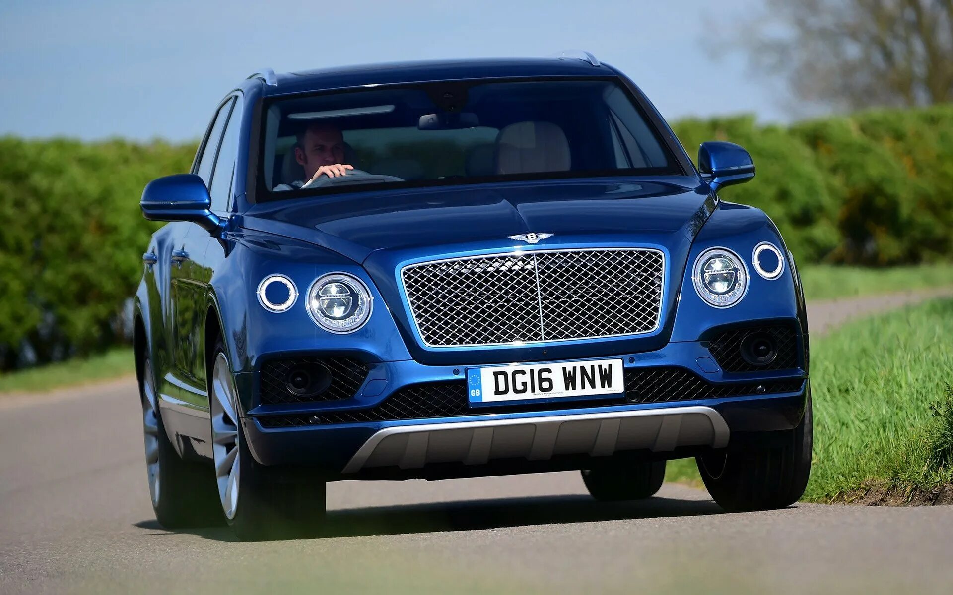 Бентли бентайга 2016. Внедорожник Bentley Bentayga. Джип Bentley Bentayga. Bentley Bentayga 2022.