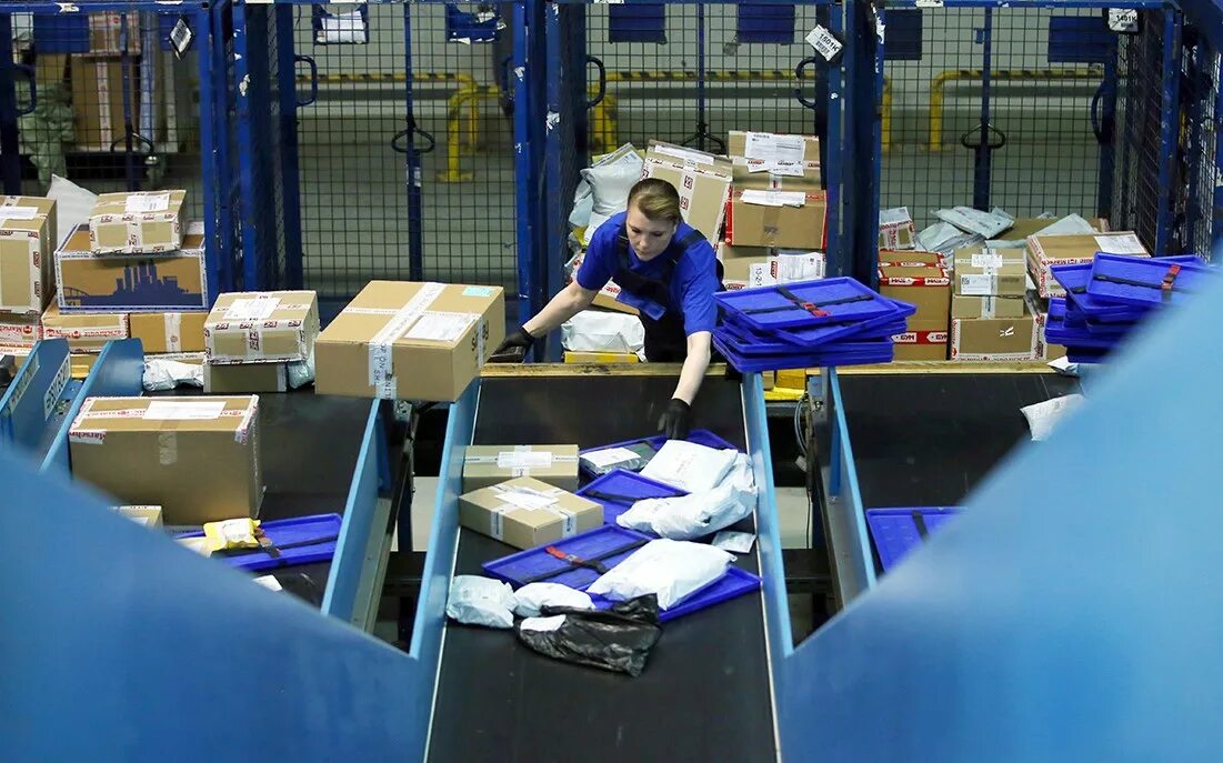 Сортировочный центр столбище столбище. Сортировка логистический центр. Сортировщик почты. Сортировочный центр китай. Склад китайских товаров.