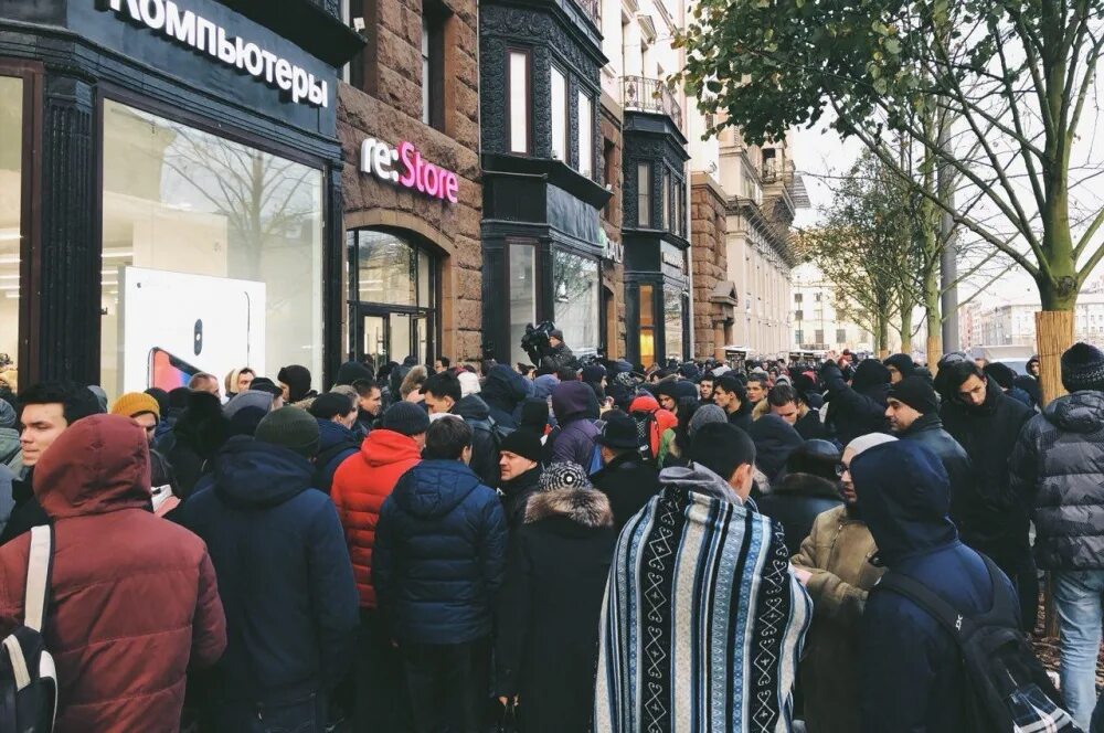 Очередь за новыми айфонами в Москве. Очередь за новым айфоном в Москве. Очередь за айфоном 12 в Москве. Очередь за смартфоном в Москве. Очереди в 12 часов