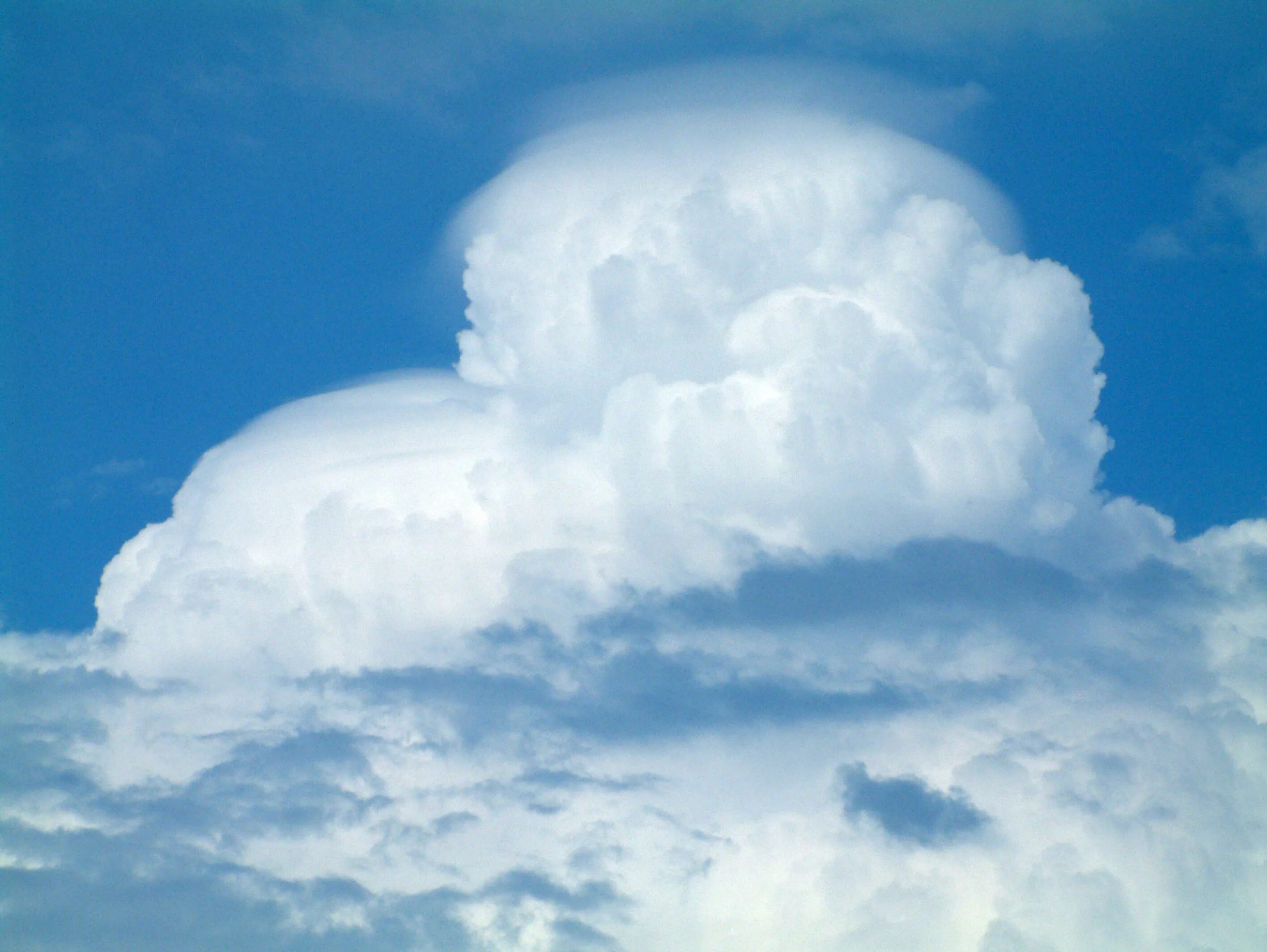 Кучево-дождевые облака. Кумулонимбус. Пилеус облако. Движение облаков.