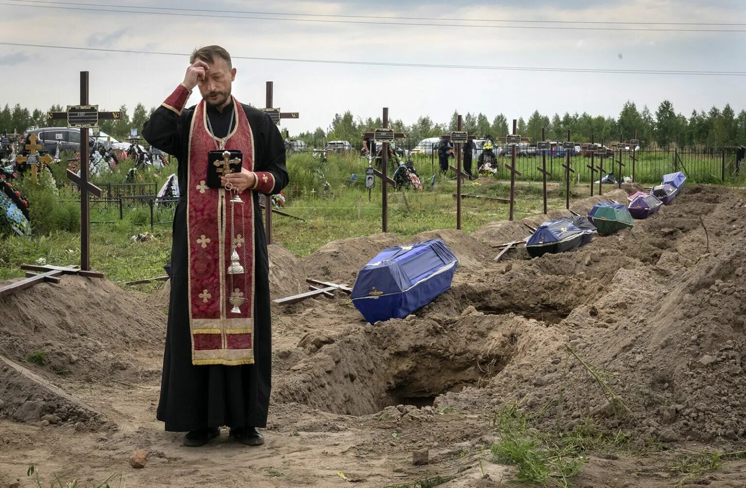 Захоронение 2022 года. Священник. Военные кладбища на Украине. Украинские кладбища. Кладбище украинских солдат.