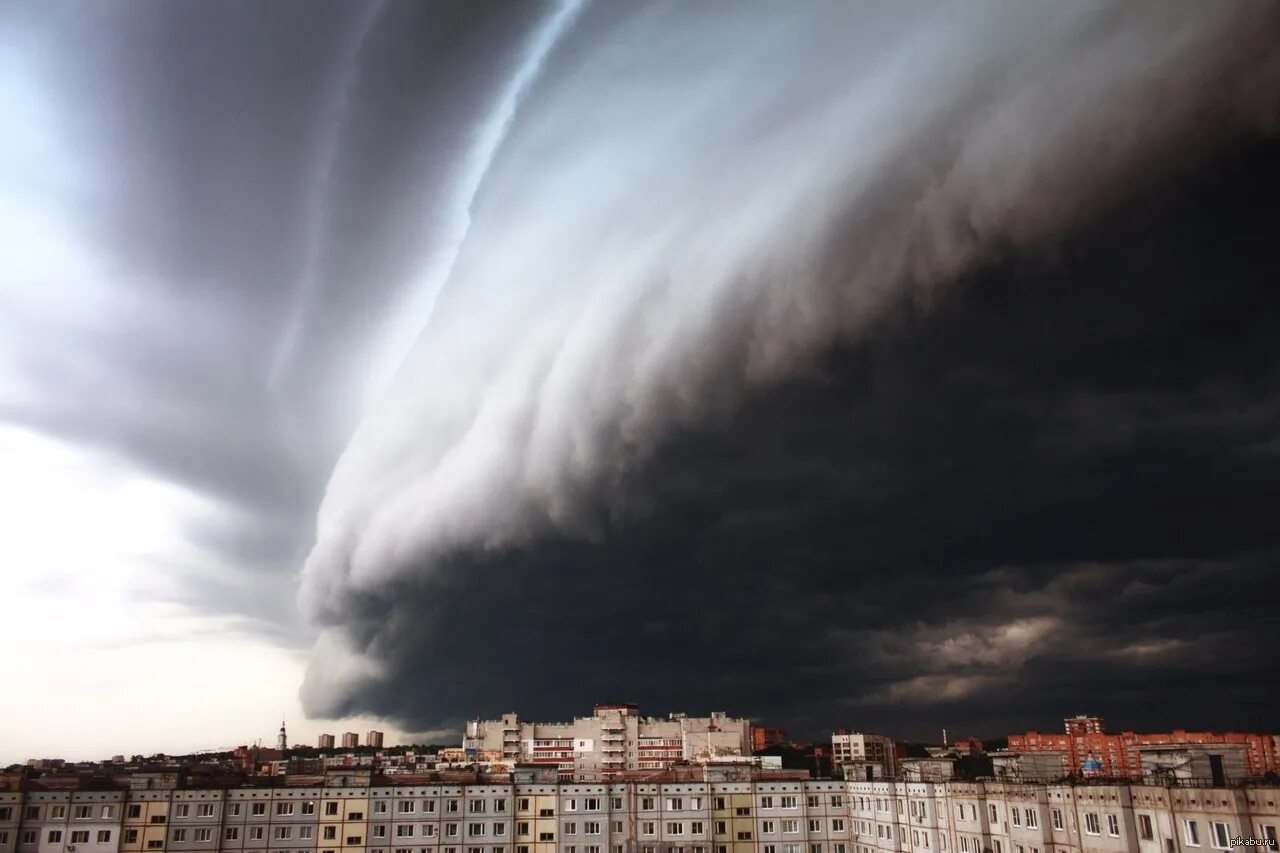 Штормовая погода в москве. Тучи в городе. Тучи над городом. Смерч в городе. Ураган в городе.