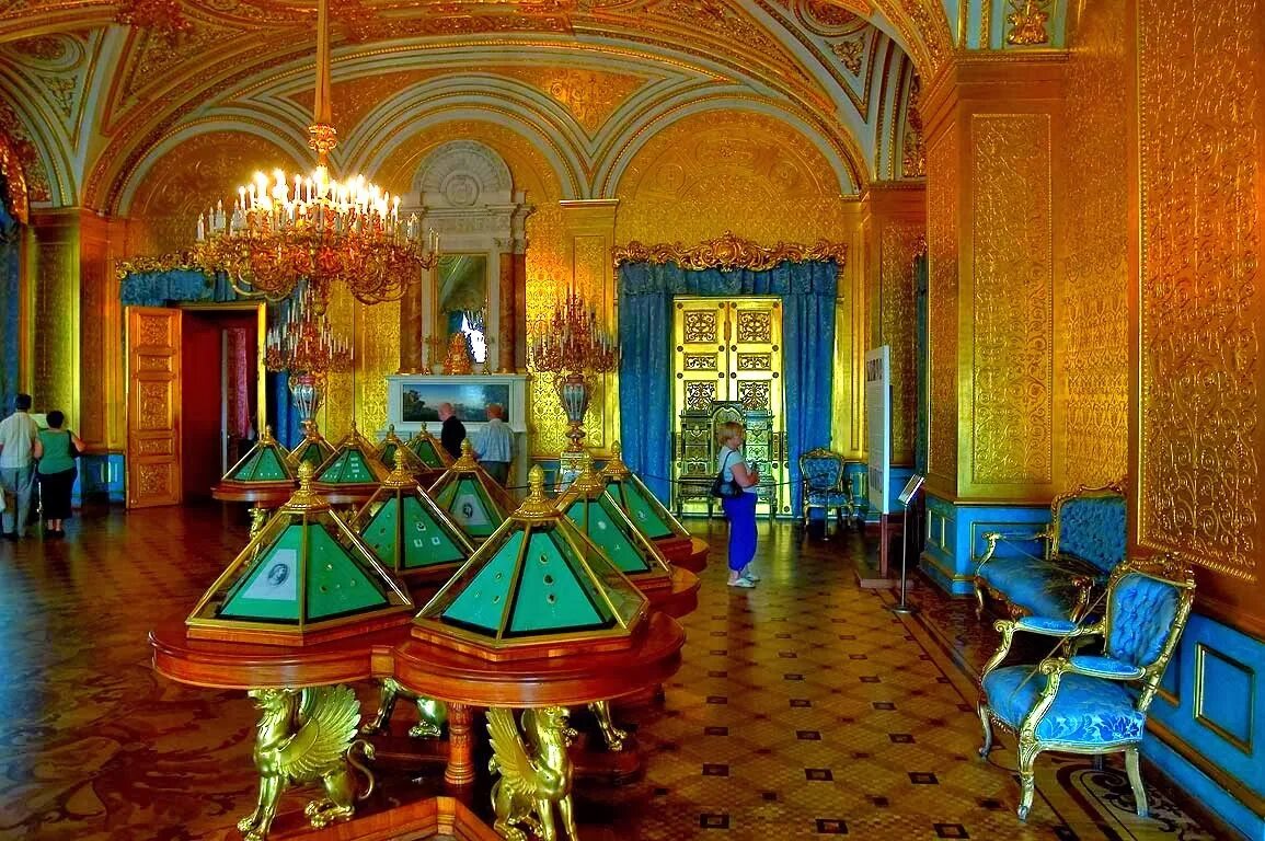 Эрмитаж зимний дворец малахитовый зал. Эрмитаж зимний дворец малахитовый зал. Эрмитаж палаты. Малахитовая комната в санкт-петербурге в эрмитаже. Малахитовая гостиная эрмитаж.
