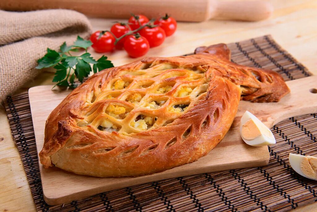 Пирог кулебяка. Пирог штолле с красной рыбой. Красивый рыбный пирог из дрожжевого. Рыбник черинянь. Кулебяка на 4 угла.