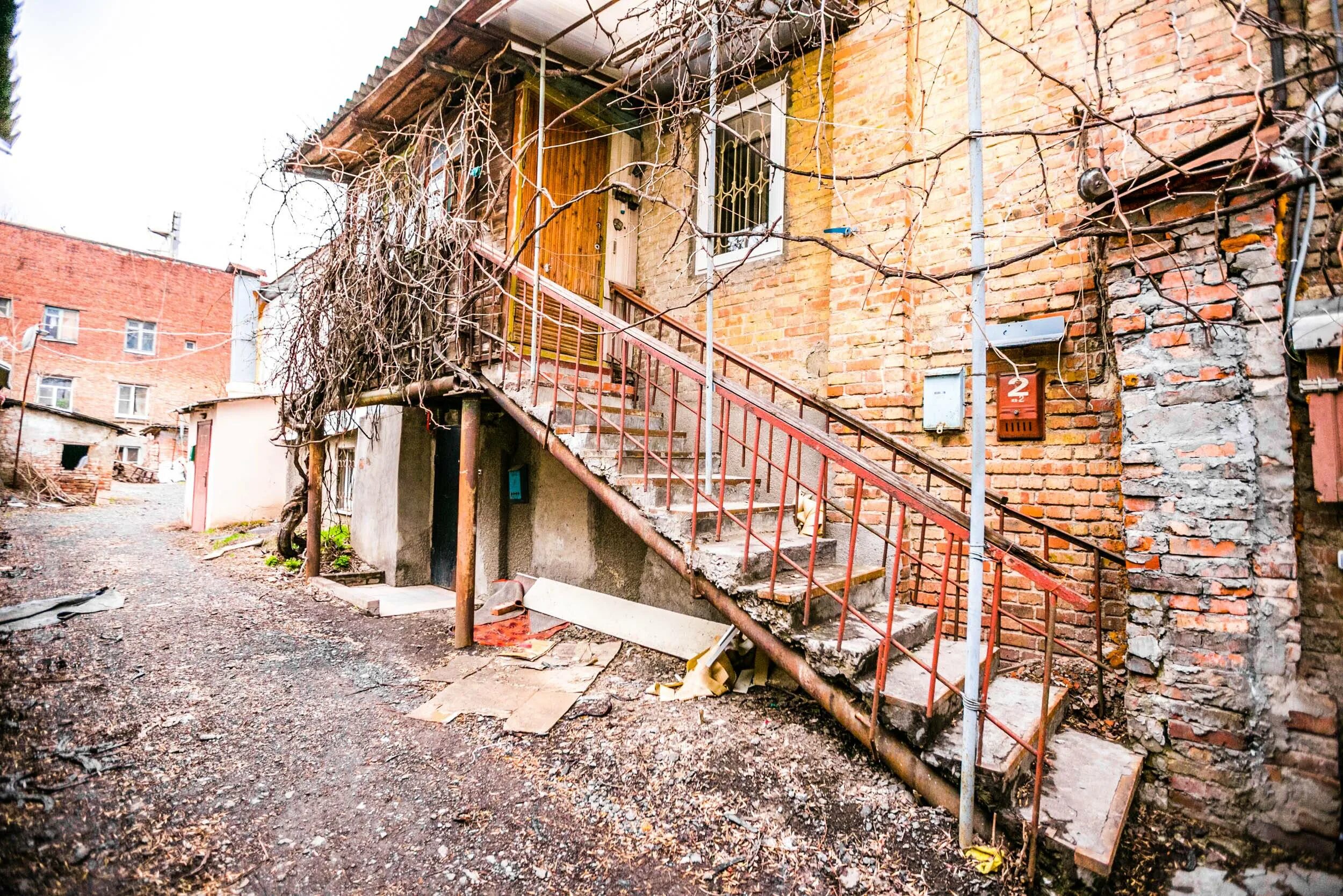 Можно ли продавать аварийный дом. Ветхий многоквартирный дом. Аварийный дом. Аварийный дом. Можно ли продать квартиру в аварийном доме.