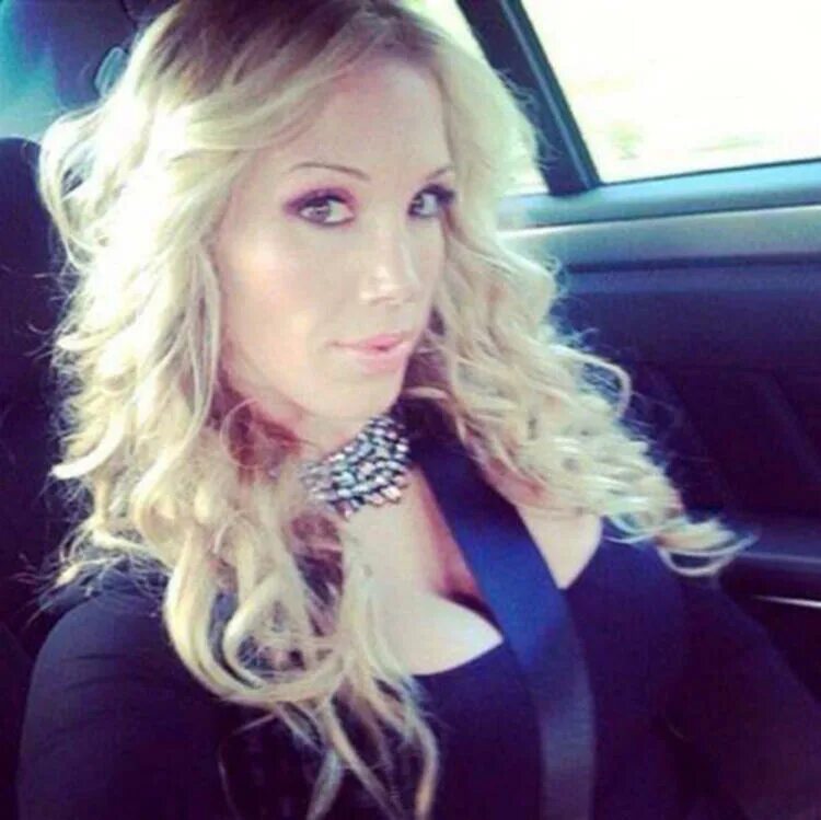 Кожаная rebecca more. Ребекка мур 2021. Ребекка мур селфи. Ребекка мур. Ребекка мор onlyfans.