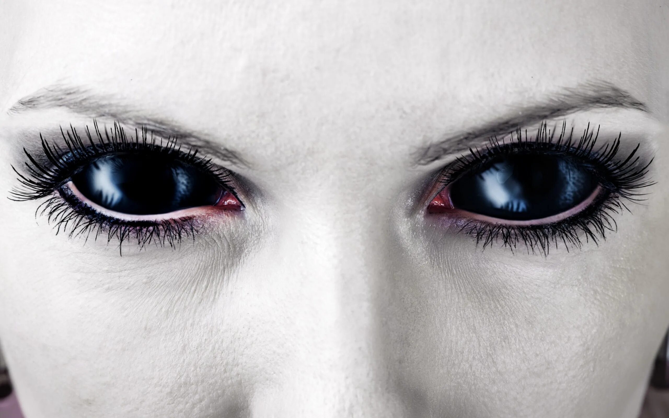 Хочу черные глаза. Линзы Black sclera White. Склеральные линзы зомби. Черные демонические глаза.