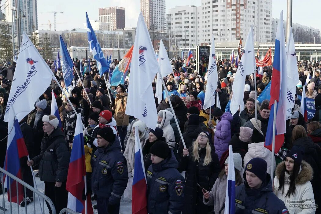 Митинг. Народ на митинге. Митинг ЕКБ. Митинг в поддержку Путина. 22 февраля митинг концерт