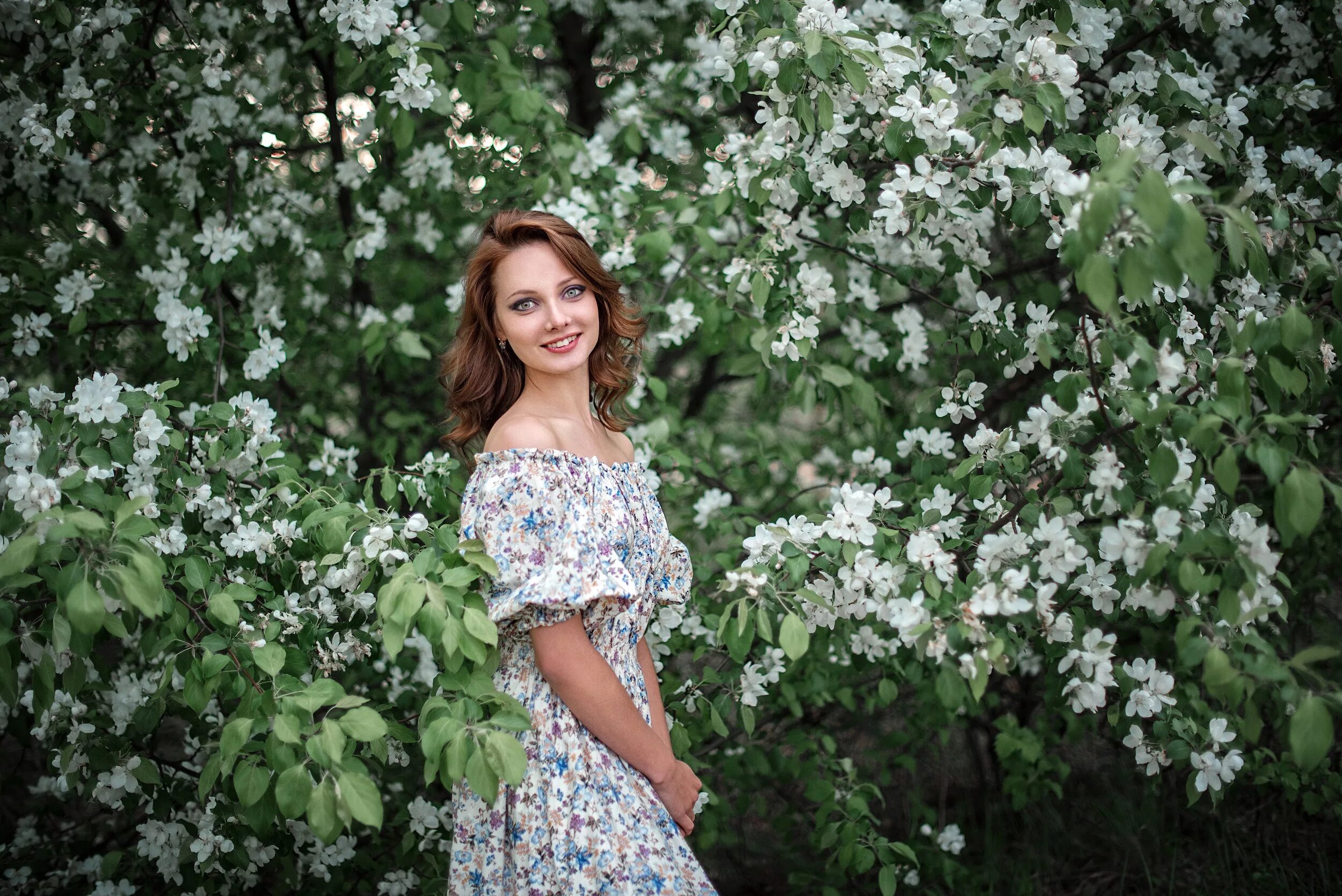 Blossom woman. Девушка в бирюзовом платье в цветущем саду.