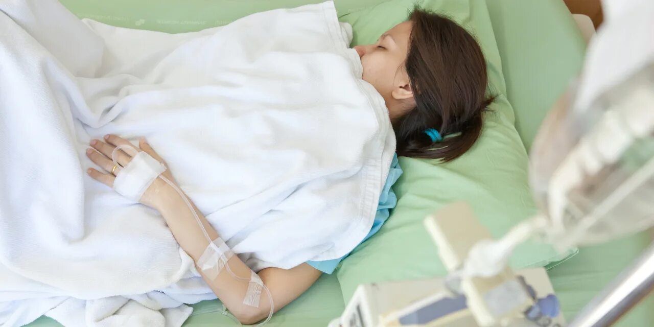 девушка лежит в больнице