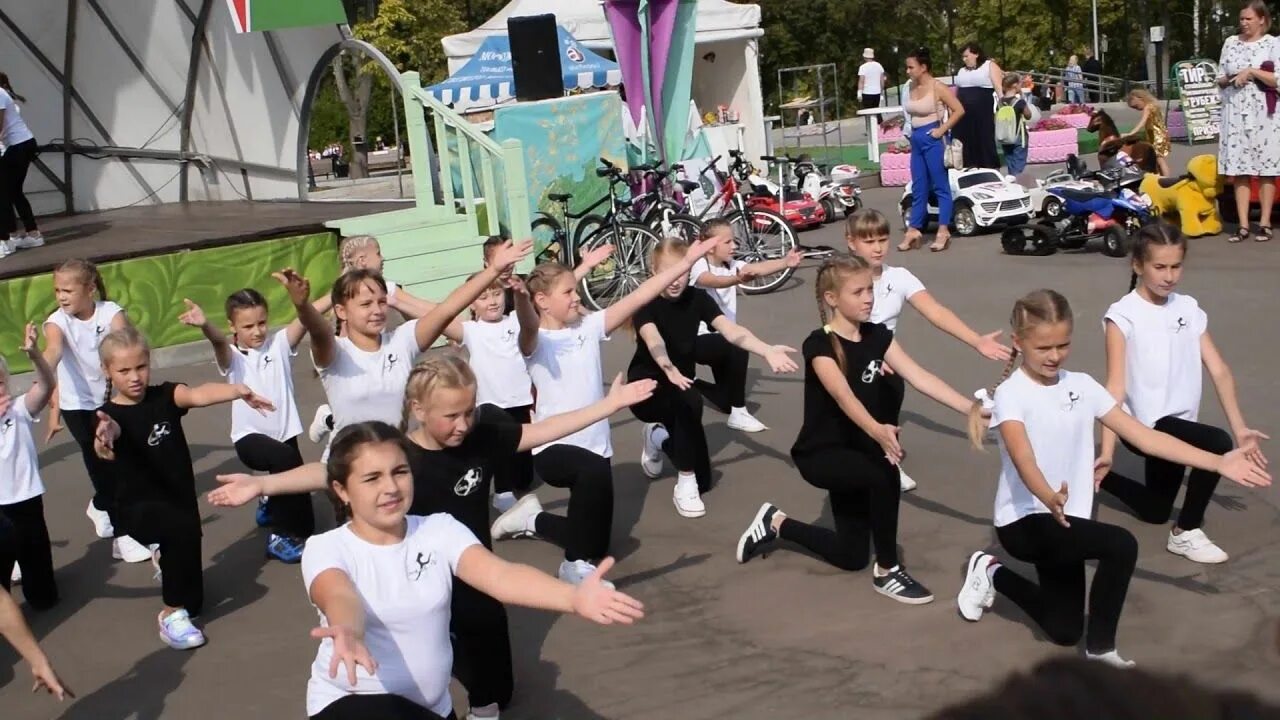 Флешмоб 1 сентября. Танцевальный флешмоб в школе. Атрибуты для танца флешмоб. Флешмоб для детей начальной школы. Флешмоб для детей на день знаний.