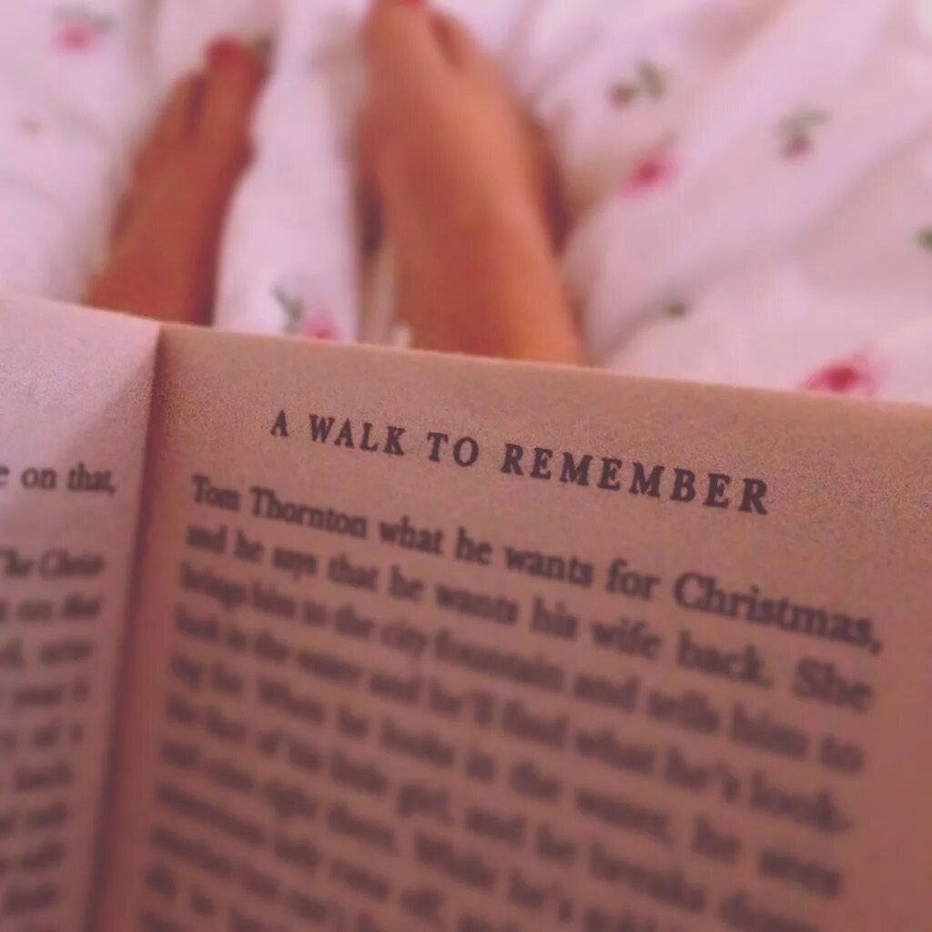 To remember that the most. Николас спаркс a walk to remember. a walk to remember book. николас спаркс спеши любить на английском. спеши любить николас спаркс книга.
