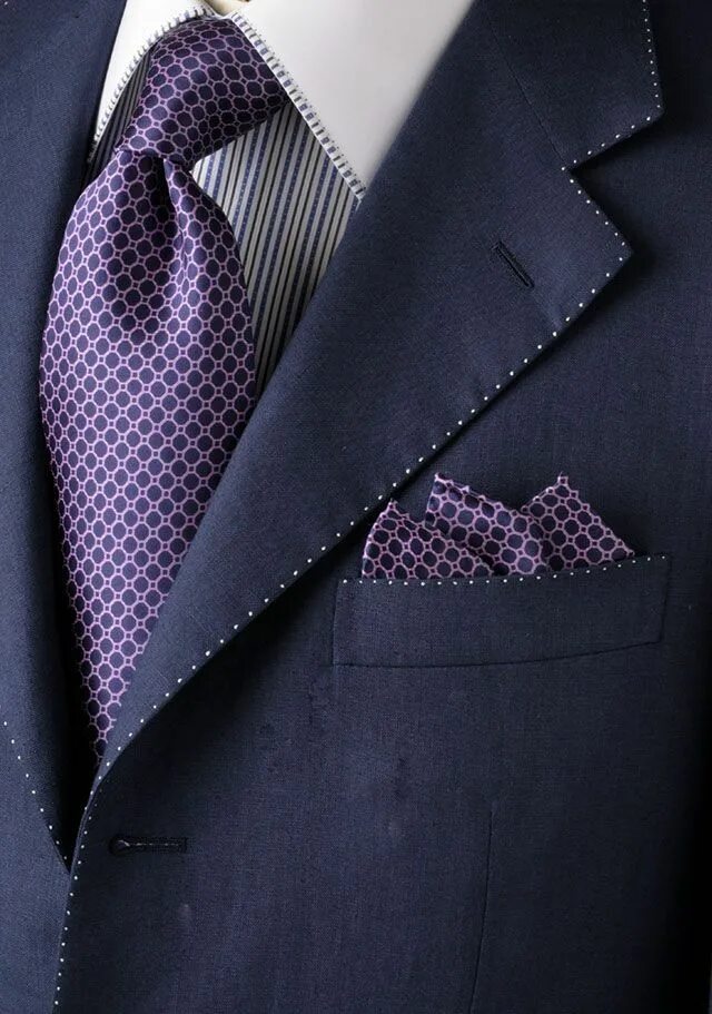 Сиреневый галстук. Темно фиолетовый галстук. Мужской галстук в женском гардеробе. Черный костюм с фиолетовым галстуком. Сиреневый галстук.