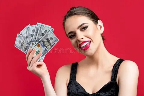 Женщины платят деньги мужчинам