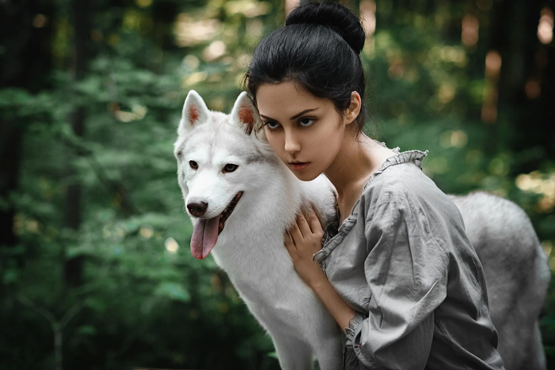 Women was a dog. Девушка. Девушка с собакой. Девушка с собакой фотосессия. Девушка с белой собакой.