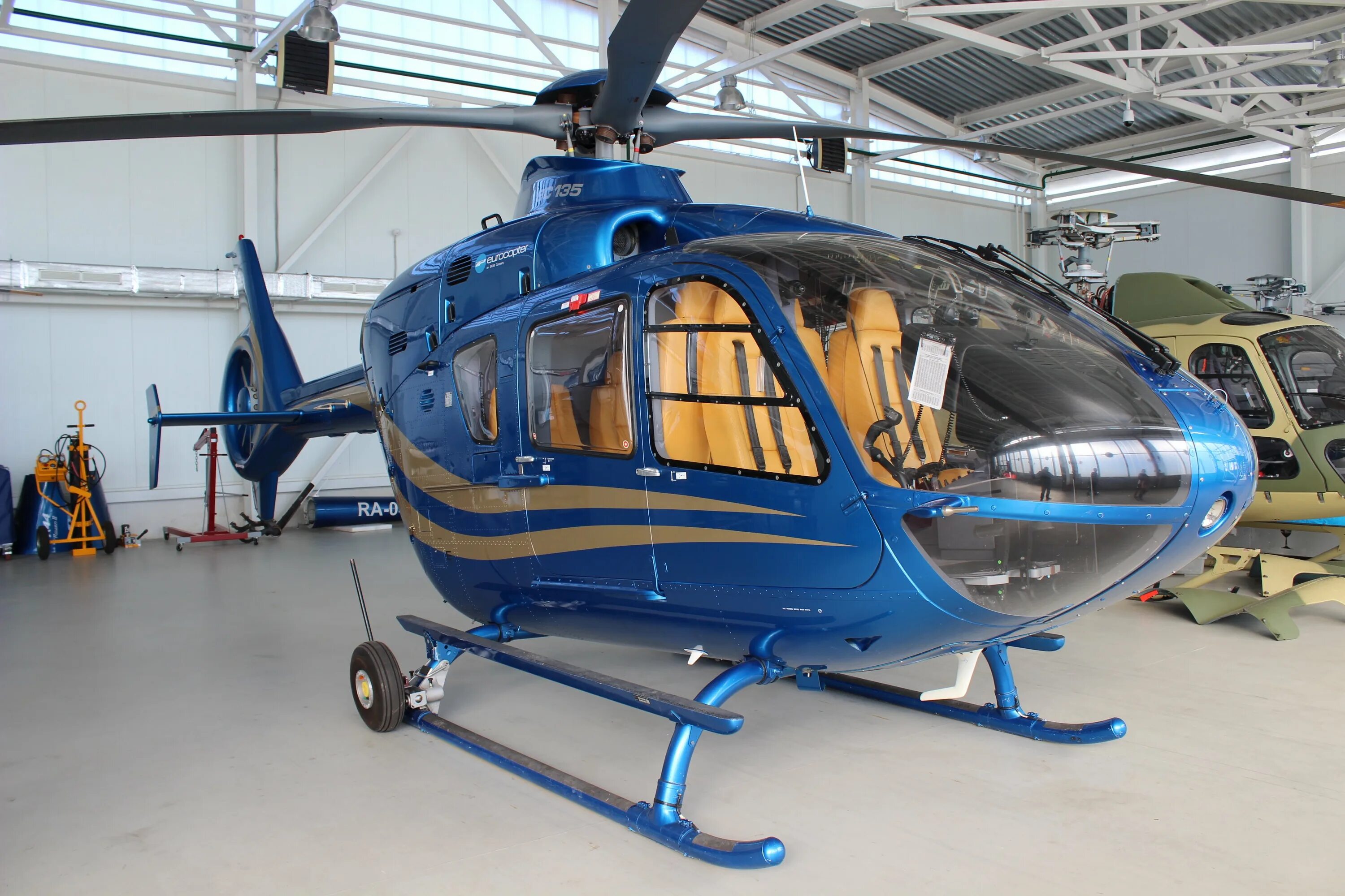 Такси вертолет москва. Eurocopter ec135. Аэротакси вертолет. EC 135 Воронеж. Вертолет такси.