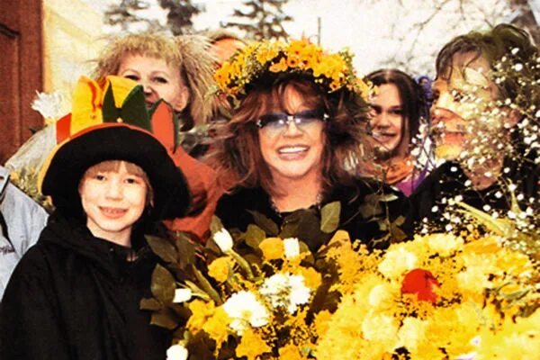 Пугачева на новой волне 2018 в белой рубашке. Пугачева. Пугачева разрешила весну. Один в один пугачева. Пугачева с цветами.