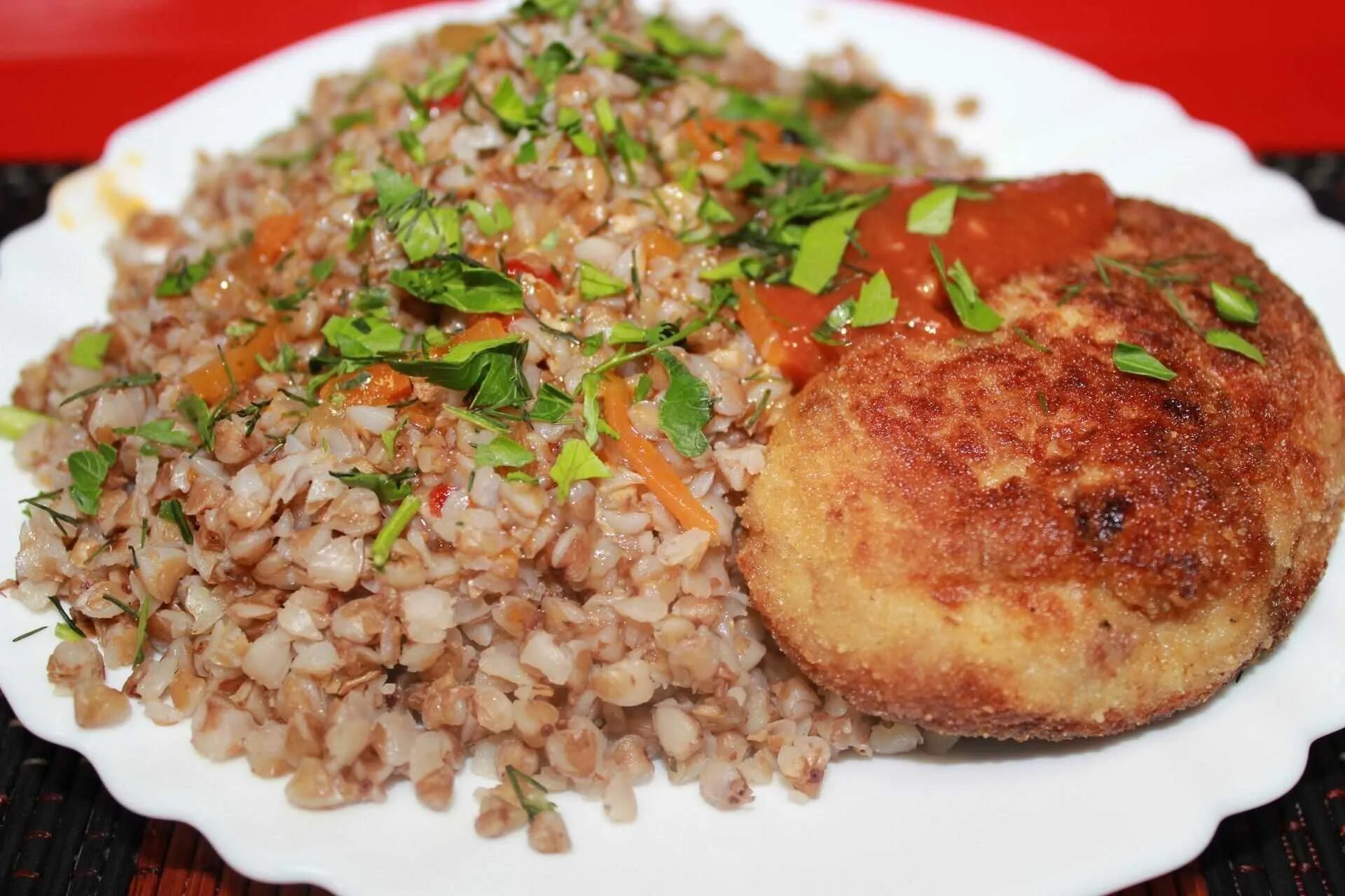 Гарнир к котлетам мясным. Гречка с котлеткой. Куриные котлеты с гречкой. Гречка с котлетой. Гречка с котлетой.