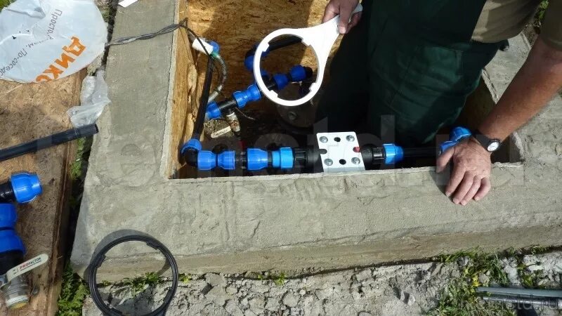 Держатель пнд трубы. Крепление на 32 пнд. монтаж трубы пнд 32 для воды. крепеж для пнд трубы 20. крепление для пнд трубы 32 к стене.