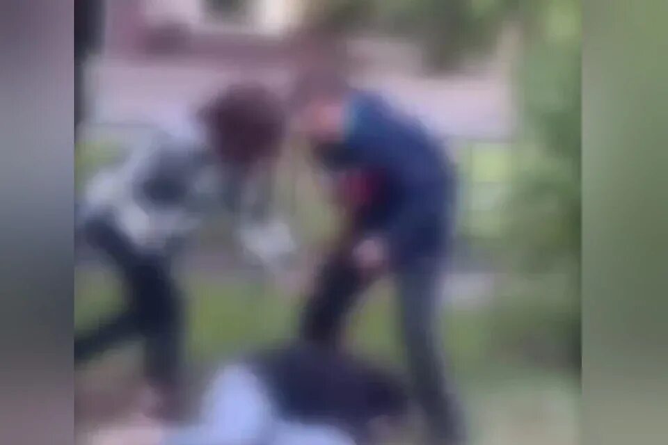 Избил девушку об стол и сломал челюсть. Подростки избили сверстницу. подростки избили девушку. школьницы избили сверстницу.