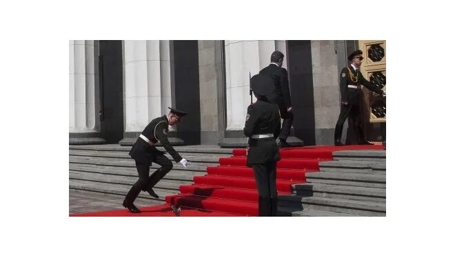 Инаугурация прямая трансляция. Инаугурация порошенко упал солдат.