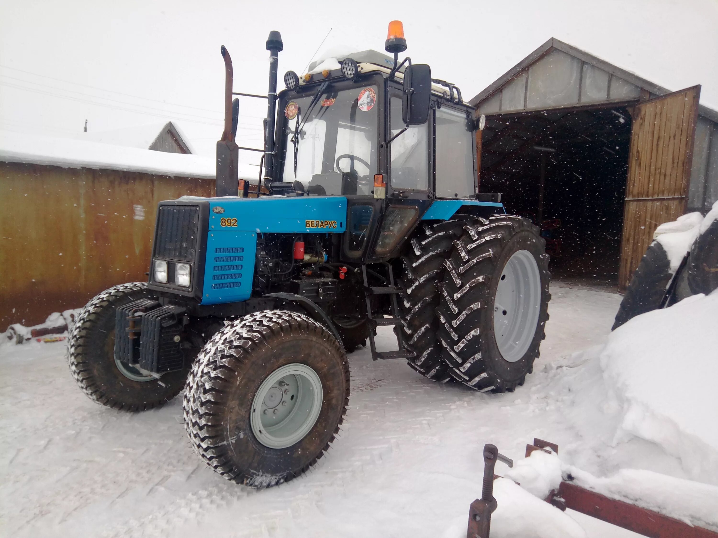 Авито мтз старый. Мтз 892 резина. мтз892 передняя шина.