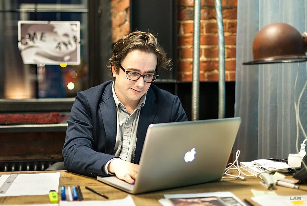 Арт директор дизайнер. Креативный директор. Дизайнер михаил шишкин работы. Как стать арт директором. Как стать арт директором.