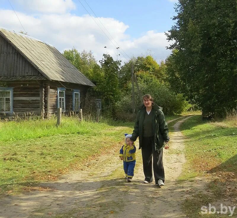 Почему деревня. Жизнь в деревне. Городские жители в деревне. Семья уехавшая в деревню. Горожане в деревне.