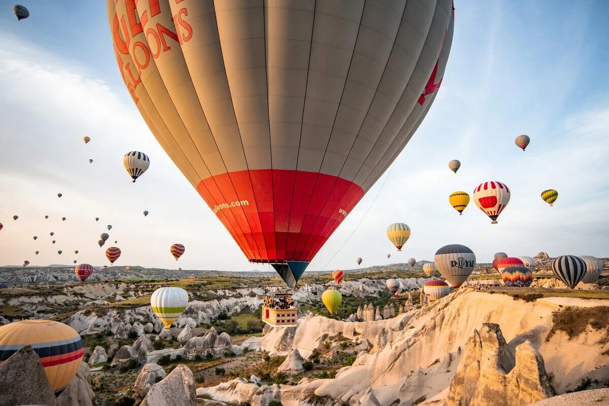 Каппадокия Турция. Турция Каппадокия воздушные. Воздушный шар в Турции Каппадокия. Стамбул шары Каппадокия.