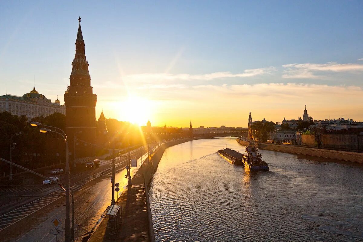 Москва-река Кремль рассвет. М Мусоргский рассвет на Москве реке. Восход на Москве реке. Кремль солнце.