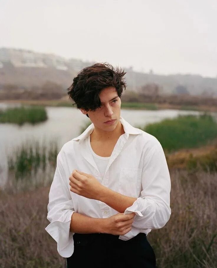 Любовные пары подростков. Уильям франклин-миллер фотосессии. Скулы у подростка. Парень подросток в очках. Молодые люди в мило.